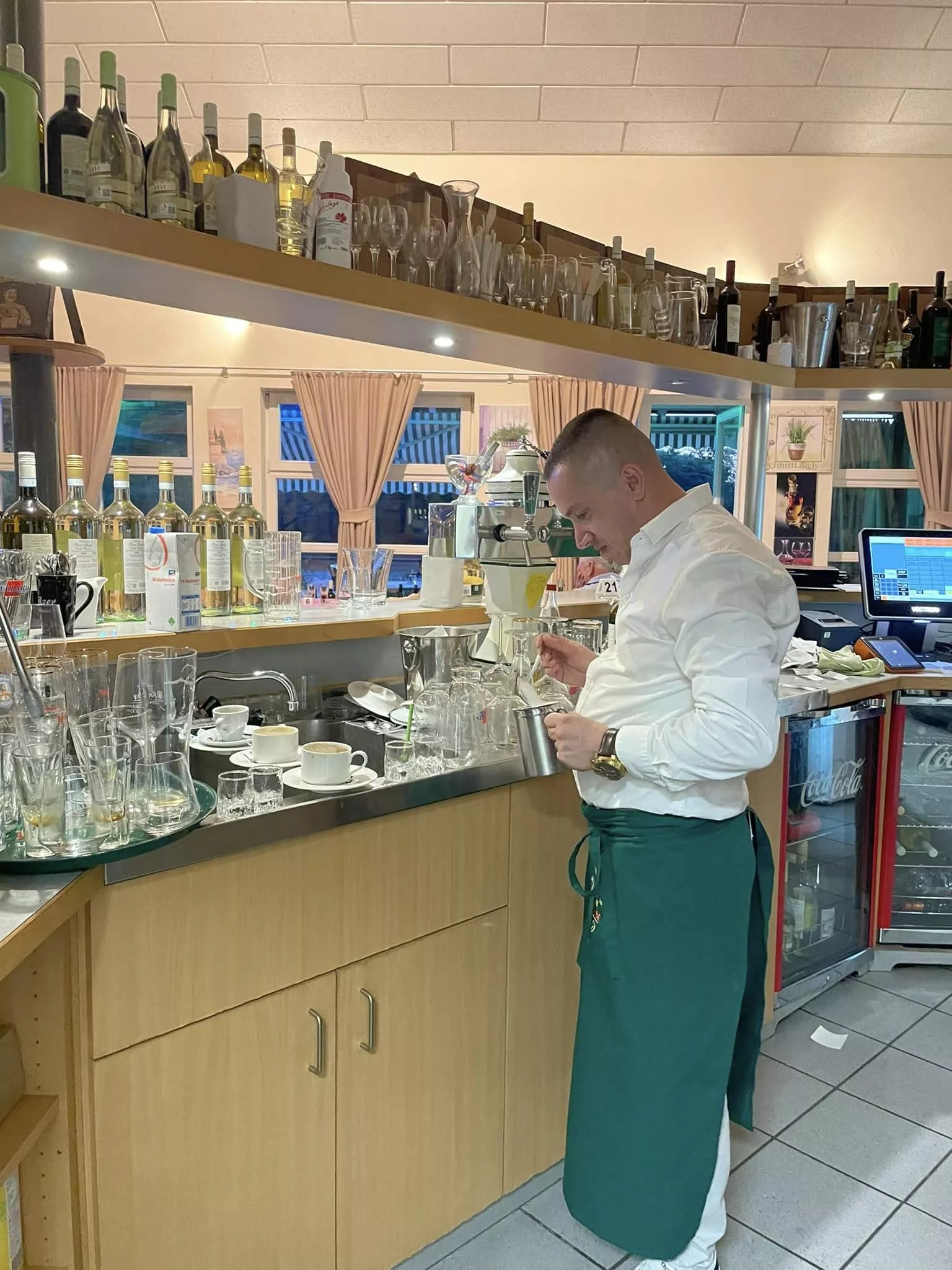 Inhaber Vito am Tisch mit Gästen Inhaber Vito am Tisch mit Gästen