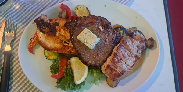 Das sieht lecker aus und schmeckt auch super - Gegrilltes Fleisch Das sieht lecker aus und schmeckt auch super - Gegrilltes Fleisch