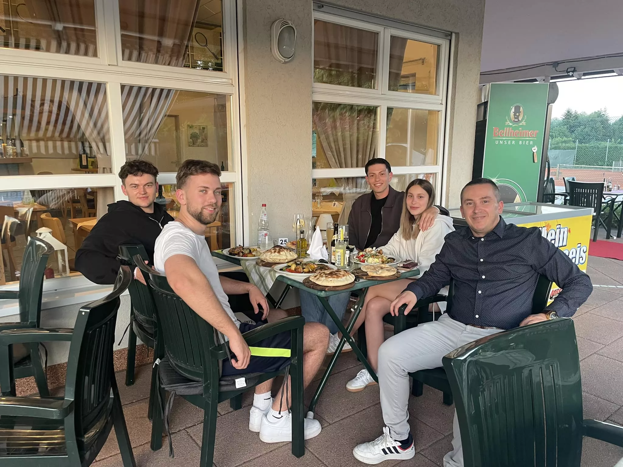 Inhaber Vito am Tisch mit Gästen Inhaber Vito am Tisch mit Gästen