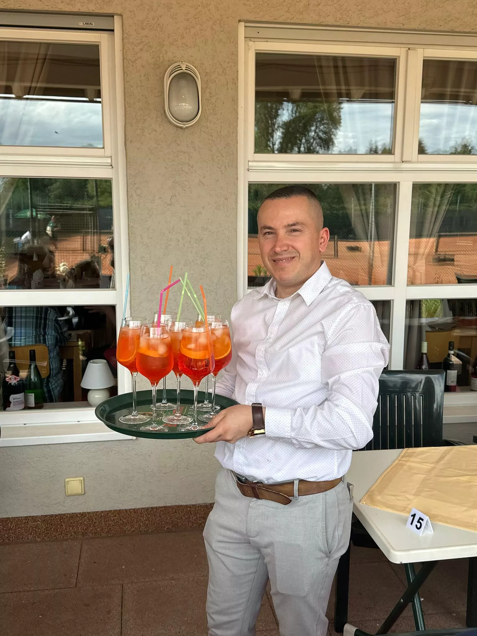 Gegaj Fitor beim Servieren von Aperol Spritz Gegaj Fitor beim Servieren von Aperol Spritz